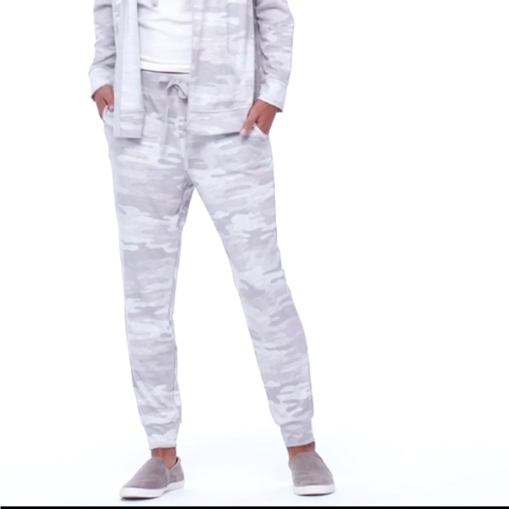 Style & Co. Macy’s Joggers Size Medium Gray White Camo Print